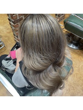 チップタップ 町田店(tip top) 白髪を感じさせない佐須田オリジナルハイトーンベージュ