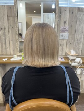 セブンルックス モカ 宇都宮鶴田店(7LOOKS mocha) ホワイトベージュ×外はねボブ