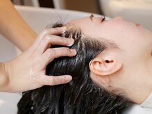 頭のツボを刺激する、本格ヘッドスパで贅沢なひとときを―。