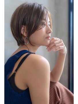 メゾンバイハバナ(maison by HAVANA) 大人かわいいフェザーバングカーキグレージュミディアムウルフ