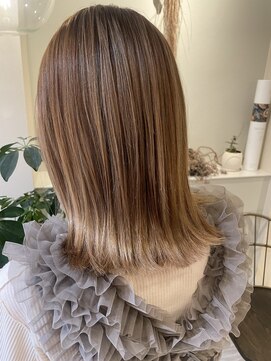 レイ(Lei) ミディアム/タッセルボブ/外ハネ/赤味消しカラー/天神/赤坂/薬院