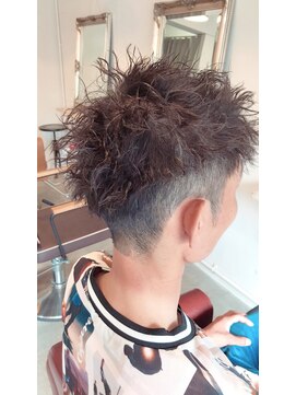 アミーコ(Amico) ツーブロック刈り上げツイストスパイラルパーマアップバング流行