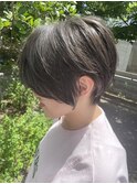 暗め　スモーキーベージュ　ハンサムショート　前髪なし