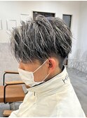 ホワイトハイライトツイストパーマアップバング短髪メッシュ