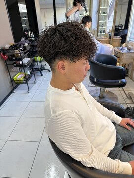 アイズ 海老名(AIZU) 刈り上げマッシュ 波巻きパーマ フェード マッシュ 眉毛