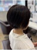 襟元スッキリして毛先の動きを出せるショートスタイル