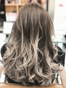 ミーティア バイ クアトロ(Meteor By QUATRO) 外国人風バレイヤージュ