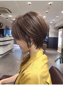 横顔美人くびれショート耳掛けショート流し前髪カール
