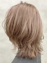 ソーコ 渋谷(SOCO) ミディアムウルフカットレイヤーカットミルクティベージュカラー