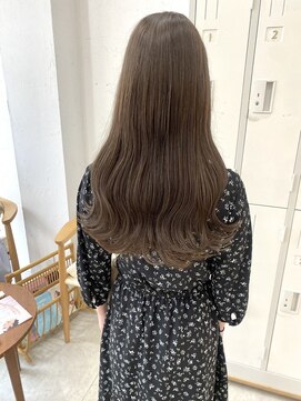 ヘアデザイン ソラ(Sola) くすみアッシュカラースモーキーベージュ×ロングウェーブ