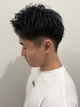 ヒュイル バイ ニアウ(Hwyl by Niau) メンズさわやかアップバングショートニュアンスパーマ刈り上げ