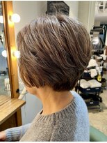 ビハインドザカーテン(BEHIND THE CURTAIN)&nbsp;白髪を活かしたベージュカラー×ショートボブ×白髪ぼかし