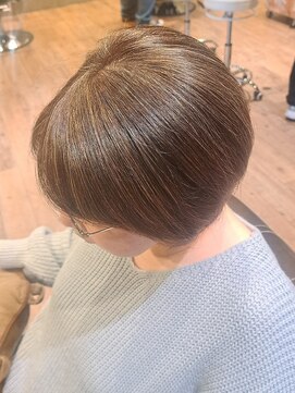 アットティー 金沢文庫(at tee...) 【白髪ぼかしハイライト×丸みショート】