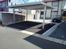 理容オザキの雰囲気（←写真向かって左側に寄せて駐車をお願い致します。）