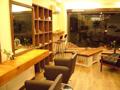 手作り家具と植物に囲まれたほっとできるカフェのような店内♪