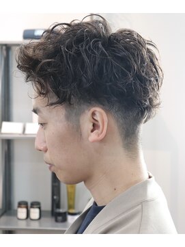 ウィスカーヘアー(whisker hair) スパイラルアップバングショート