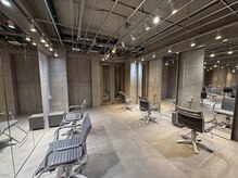 ゼム 表参道(THEM)の雰囲気（隣との席の感覚も広々。モノトーンを基調にしたカットスペース）