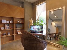 ルーケト(LUCET)の雰囲気（施術中は映画を観ながらゆっくりおくつろぎいただけます）