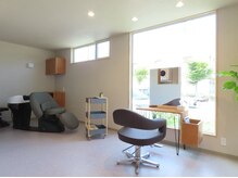 窓から見える青空　明るく落ち着きのある店内です