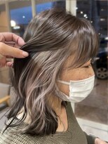 アエル キセラ川西(aeru)&nbsp;グレージュカラー×シルバーのイヤリングカラー