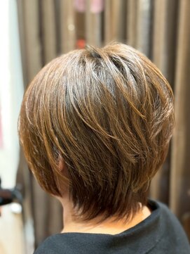 美容室ヒラトヤ 都南店 大人かわいい束感ショート×白髪ぼかしハイライト40代50代60代