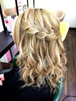 ヘアセットアップス(UP's) ≪シンプルシリーズ♪≫編み込みウォーターフォール＋コテ巻き♪
