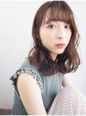 大人可愛い軽やかな質感に透明感とくびれのあるツヤ感ミディ