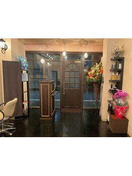 原宿,表参道での経験豊富なstylistがプライベート空間で心躍る可愛い魅力的なフォルムデザインをご提供◎