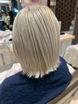 エヌアンドエーコンティ(N&A CONTi)&nbsp;シルバーベージュ 落ち着いたミディアムボブ＋ハイトーンカラー