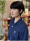 大人個性デザインカット女性ワイドバングショートスタイル