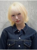 抜きっぱなしホワイトブロンド顔周りレイヤー外ハネショートボブ