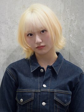 オルズ 渋谷(ALLZ) 抜きっぱなしホワイトブロンド顔周りレイヤー外ハネショートボブ