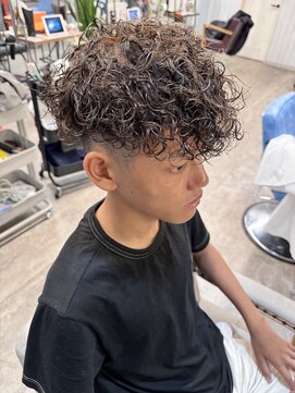 ルーナヘアー(LUNA hair) スペインカール メンズ カット パーマ フェード  リーゼント10代