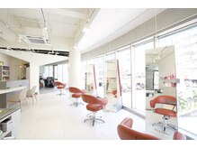 ステラ ヘア デザイン サロン(STELLA hair design salon)の雰囲気（外を見ながらヘアケアができる開放的な空間◎）