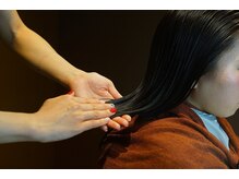 薬剤塗布：熟練の技でムラなく浸透【津田沼/髪質改善/縮毛矯正/酸性ストレート】