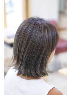 フルブルーム(fullbloom) [full bloom/西八王子]グレージュハイライト切りっぱなしボブ
