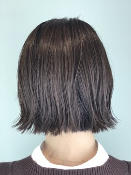 トレパルッキエーレ(tre parrucchiere) ［-tre-］アッシュ×外はねボブ