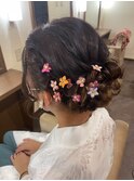 編み込み 可愛い 小さな花飾り シニヨン ヘアアレンジ