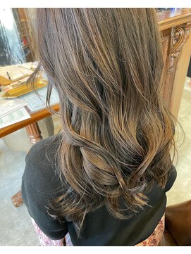 ハグヴィアン(HUG BIEN) アッシュカラーにゆる巻き