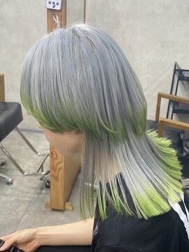 モイ(moy) サラサラウルフカットの裾カラー「シルバー×ライトグリーン」