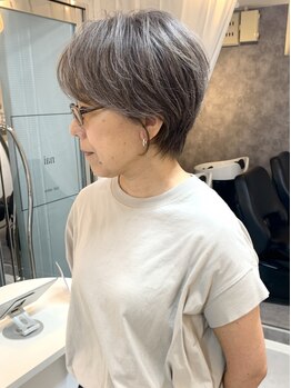 ナイ(nai)の写真/白髪は[隠す]ではなく活かして[魅せる]Styleへ！生え方まで計算された【白髪ぼかしハイライト】が今、人気!