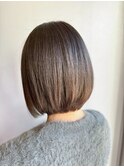 カジュアルにもモードにも決まる、洗練された大人ミニボブ