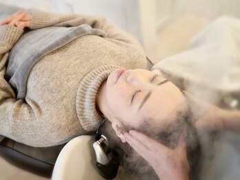 DAMANI 表参道 髪質改善/ヘッドスパ/ハイライト/白髪染め/白髪ぼかし/縮毛矯正の写真/出来る大人は自分をご機嫌にする方法を知っている。いつでも笑顔でいるためにリラックスも怠らない[表参道]