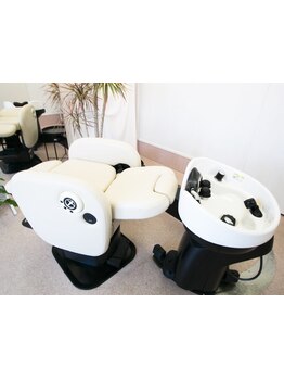 フルフラットのシャンプー台で固くなった頭皮を丁寧にマッサージして栄養を与え健康的な頭皮へ…☆