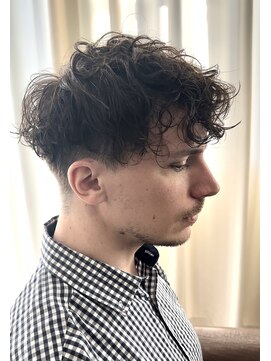 ワースホワイル(WORTH WHILE) 刈り上げセンターパートサーフカールフェザーパーママレットヘア