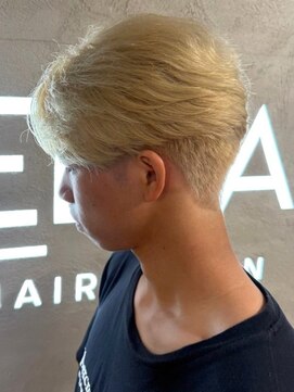 ステラ(STELLA) ブリーチ ホワイトベージュ ツーブロック センターパート 20代