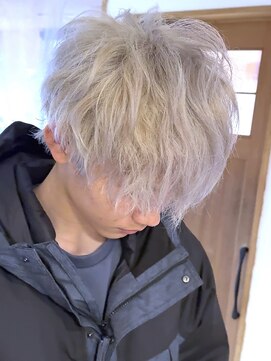 ブレイズヘアー(BLAZEhair) 【クセ毛を活かしたスタイル】ホワイトベージュ×ブリーチ2回