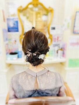 美容室 ティンカーベル シニヨンヘア