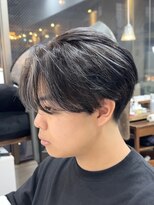 スタジオフォーエイチ(STUDIO 4H)&nbsp;毛流れセンターパート/刈り上げ/ハイライト/メッシュ/シルバー