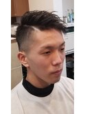 右サイド大胆に刈り込んだアシメベリーショートスタイル
